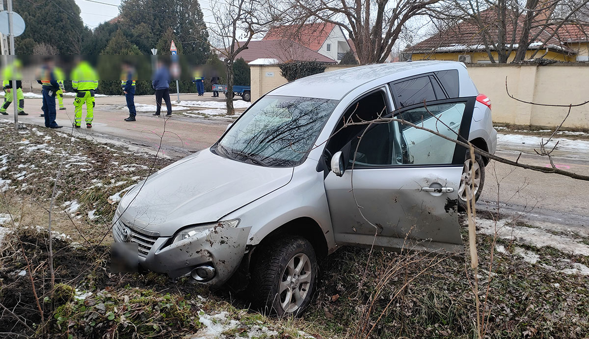Két személyautó ütközött Békéscsabán, egy jármű az árokba borult