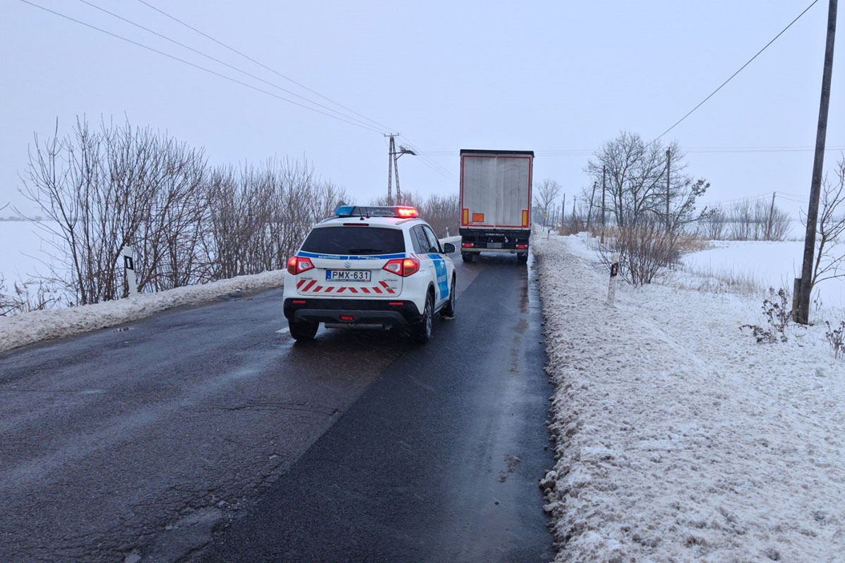Egy balesetveszélyes pótkocsi miatt kellett intézkedniük a rendőröknek