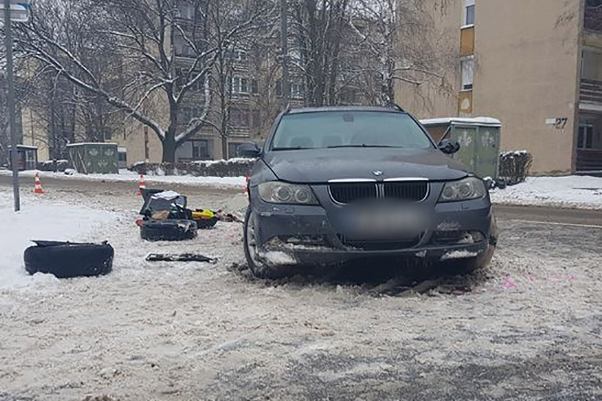 zsarolással szerzett autóval okozott anyagi káros közlekedési balesetet