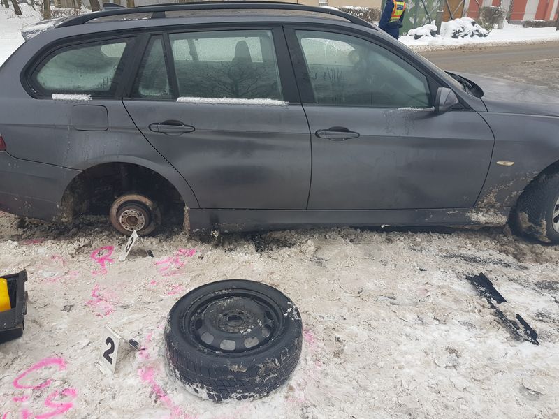 zsarolással szerzett autóval okozott anyagi káros közlekedési balesetet