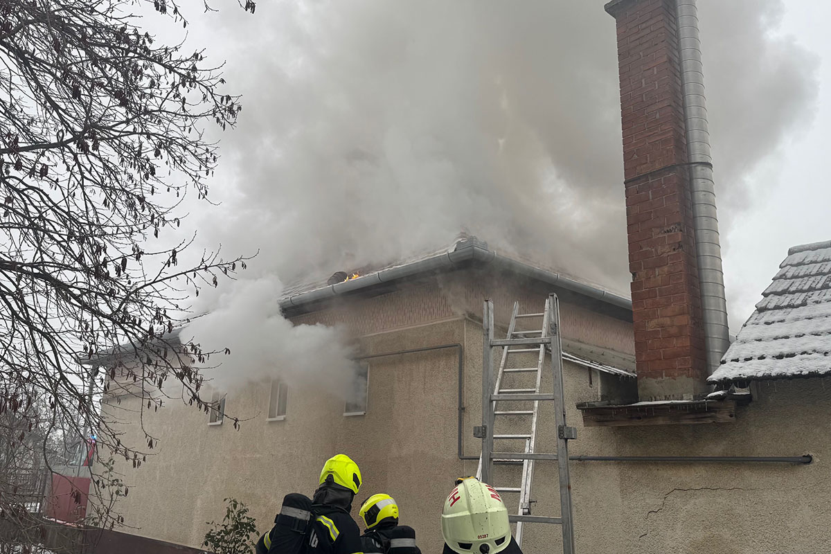 Tűz ütött ki egy magyarbánhegyesi házban, egy embert kórházba szállítottak