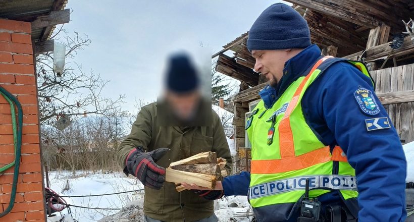 Rendőri segítséggel jutott tüzelőhöz