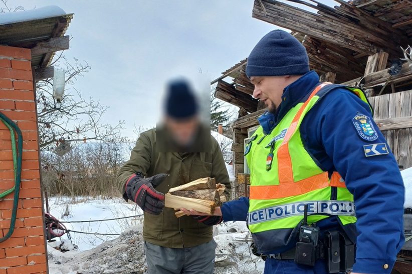 Rendőri segítséggel jutott tüzelőhöz