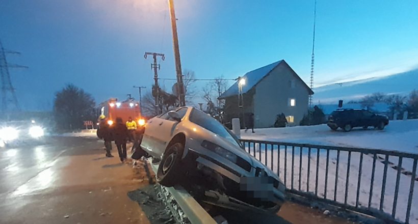 Szalagkorlátnak ütközött egy személyautó Szeghalmon