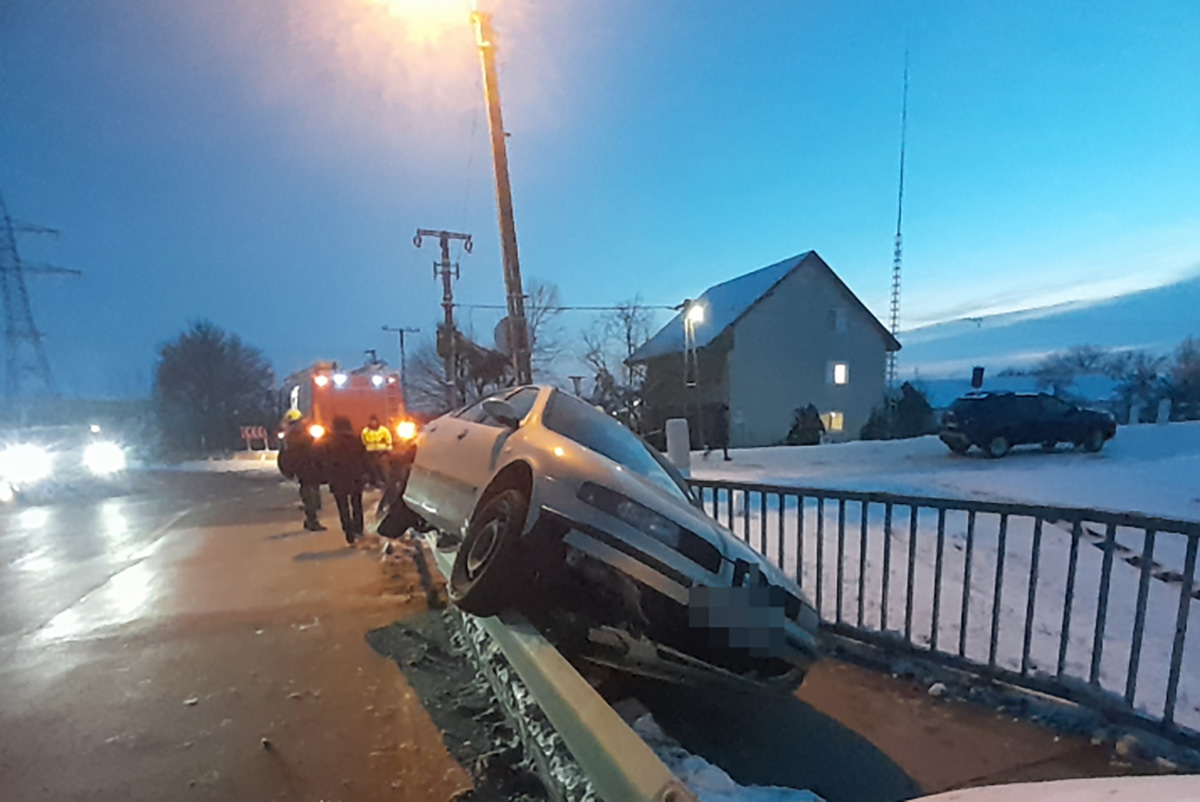 Szalagkorlátnak ütközött egy személyautó Szeghalmon