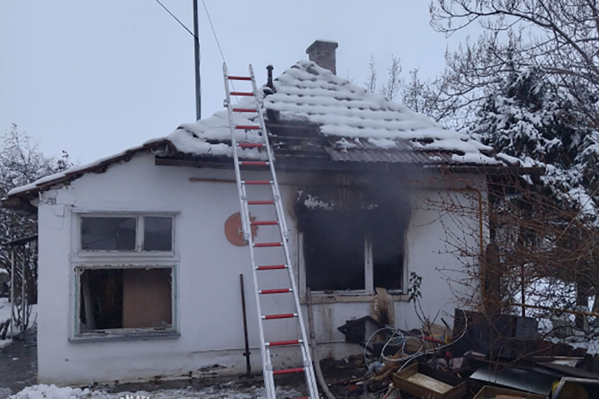 Tűz pusztított egy békéscsabai családi házban, ketten kórházba kerültek