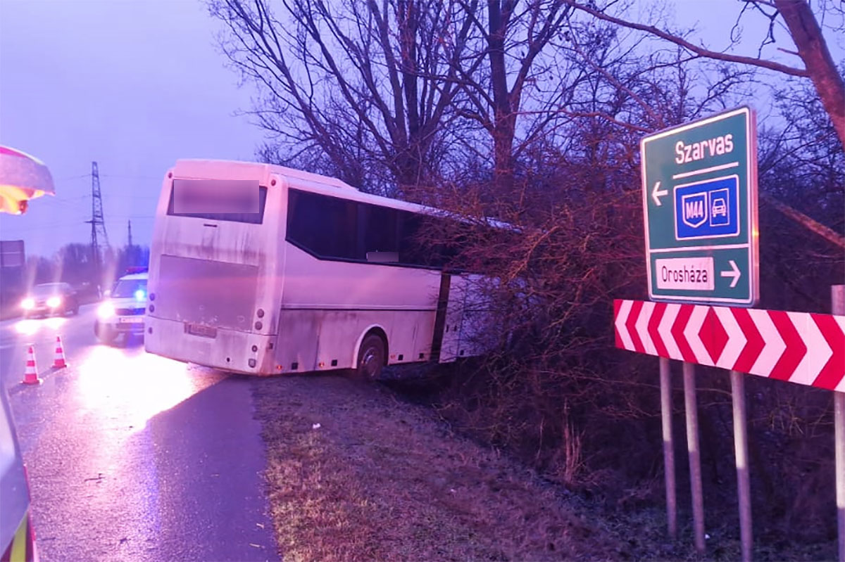 Drámai hajnal: árokba borult egy busz Orosháza közelében