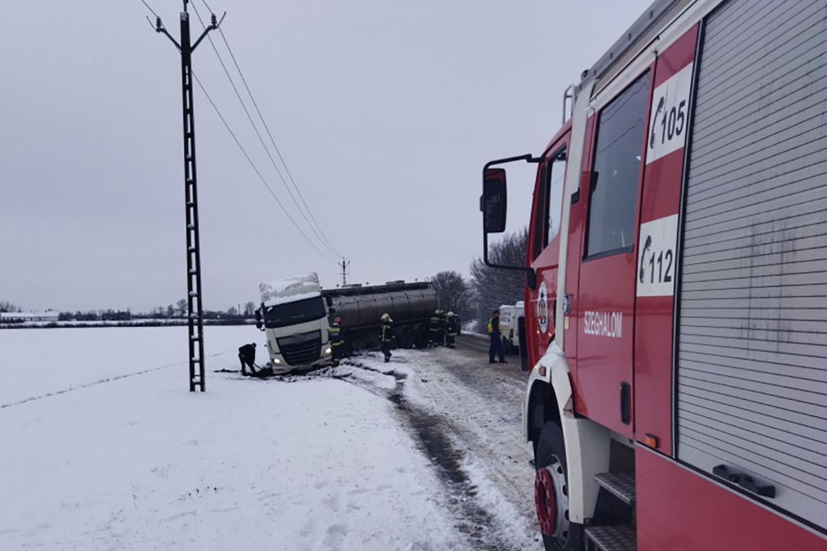 Kamion és autó is áldozata lett a havas időjárásnak Békésben