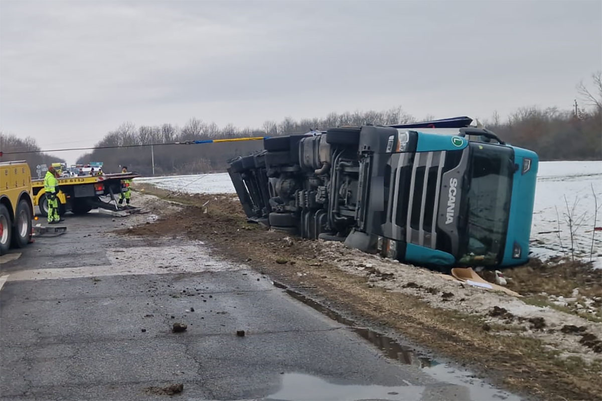Árokba hajtott, majd az oldalára borult egy kamion a 44-esen