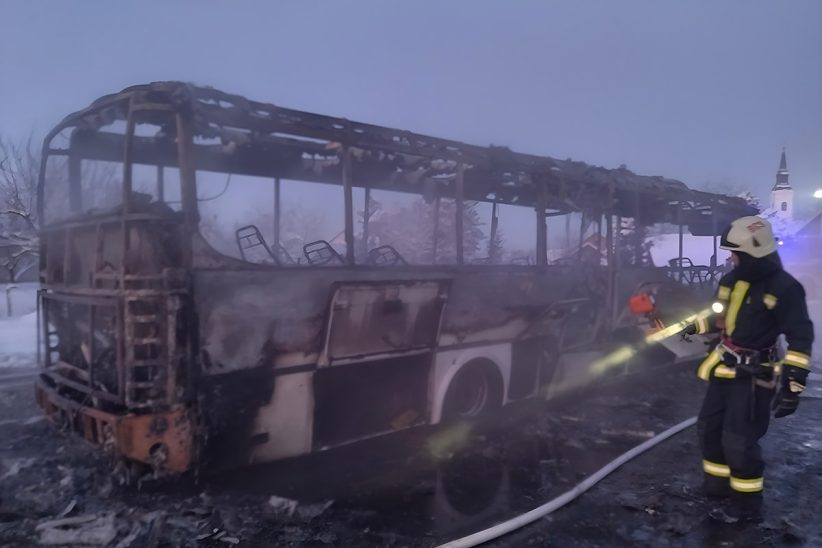 kiégett busz Dobozon