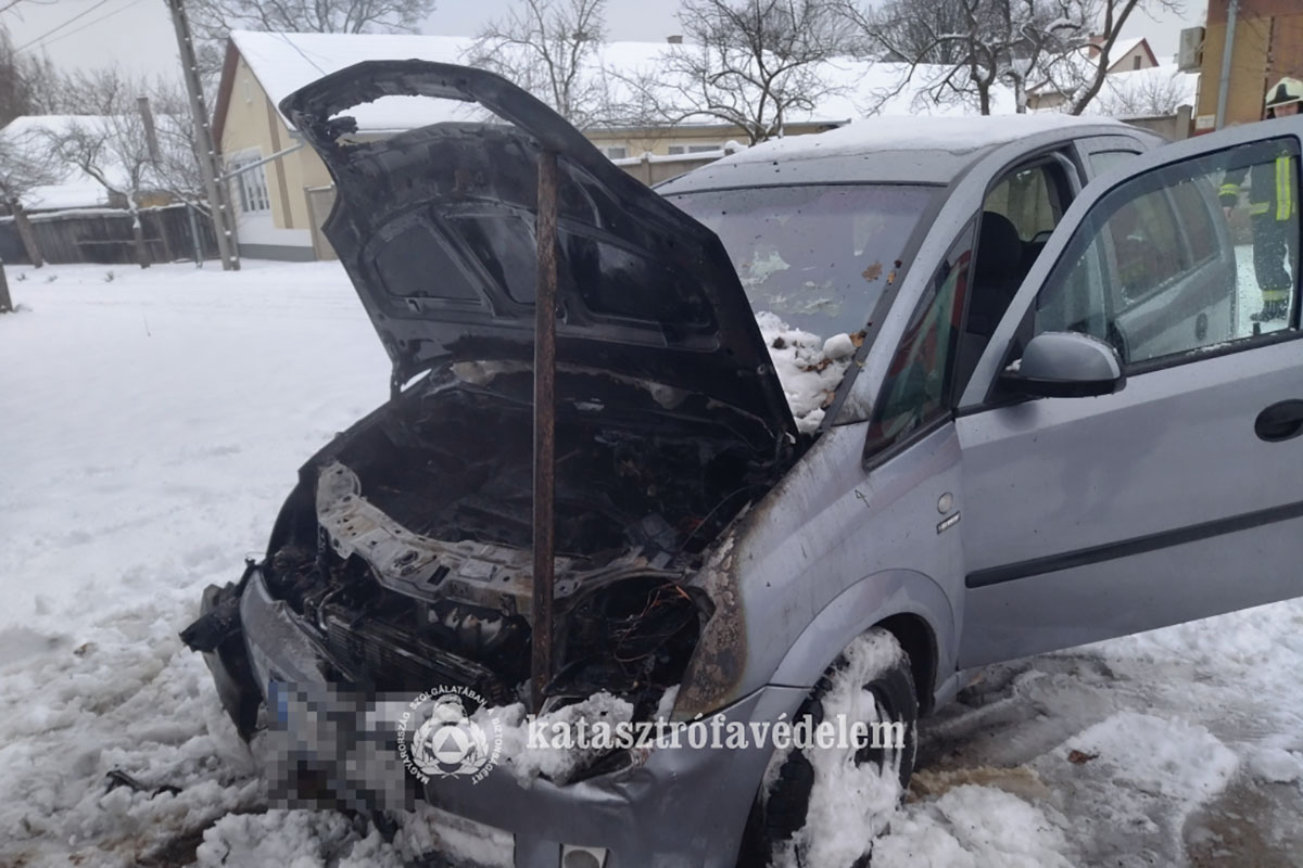 Lángok csaptak fel egy személygépkocsi motorterében Békéscsabán