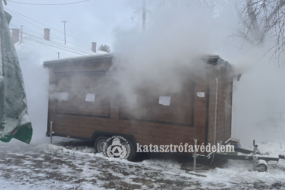 Kigyulladt egy büfékocsi Mezőkovácsházán