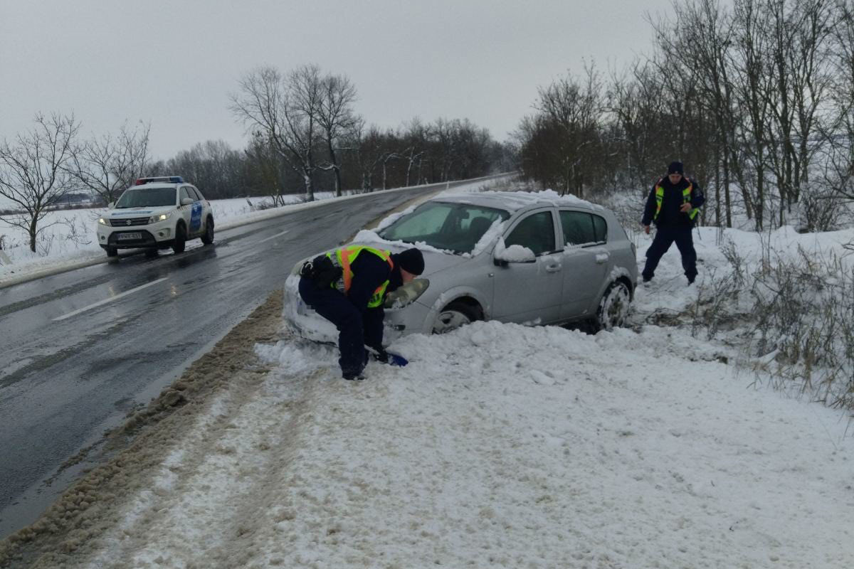 Rendőrök segítettek az útról lecsúszott autósnak Orosháza közelében