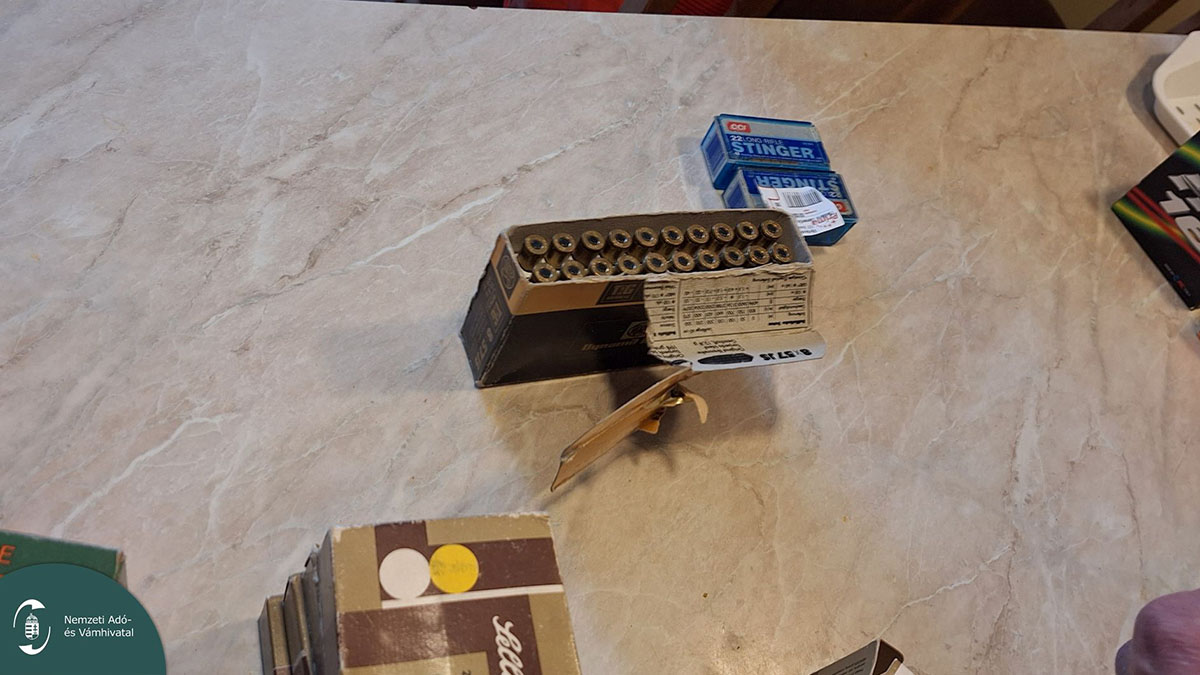 Nem adta le fegyvereit