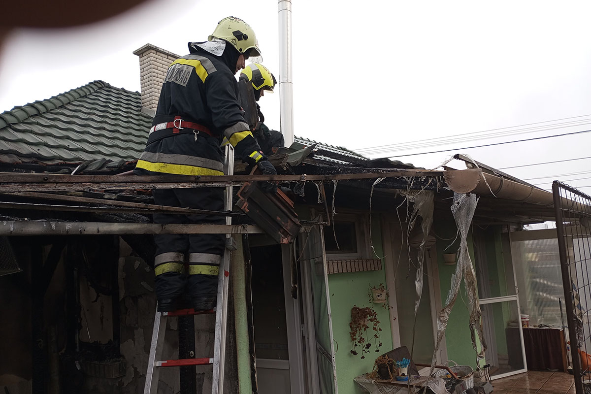 kigyulladt melléképület Gyulán