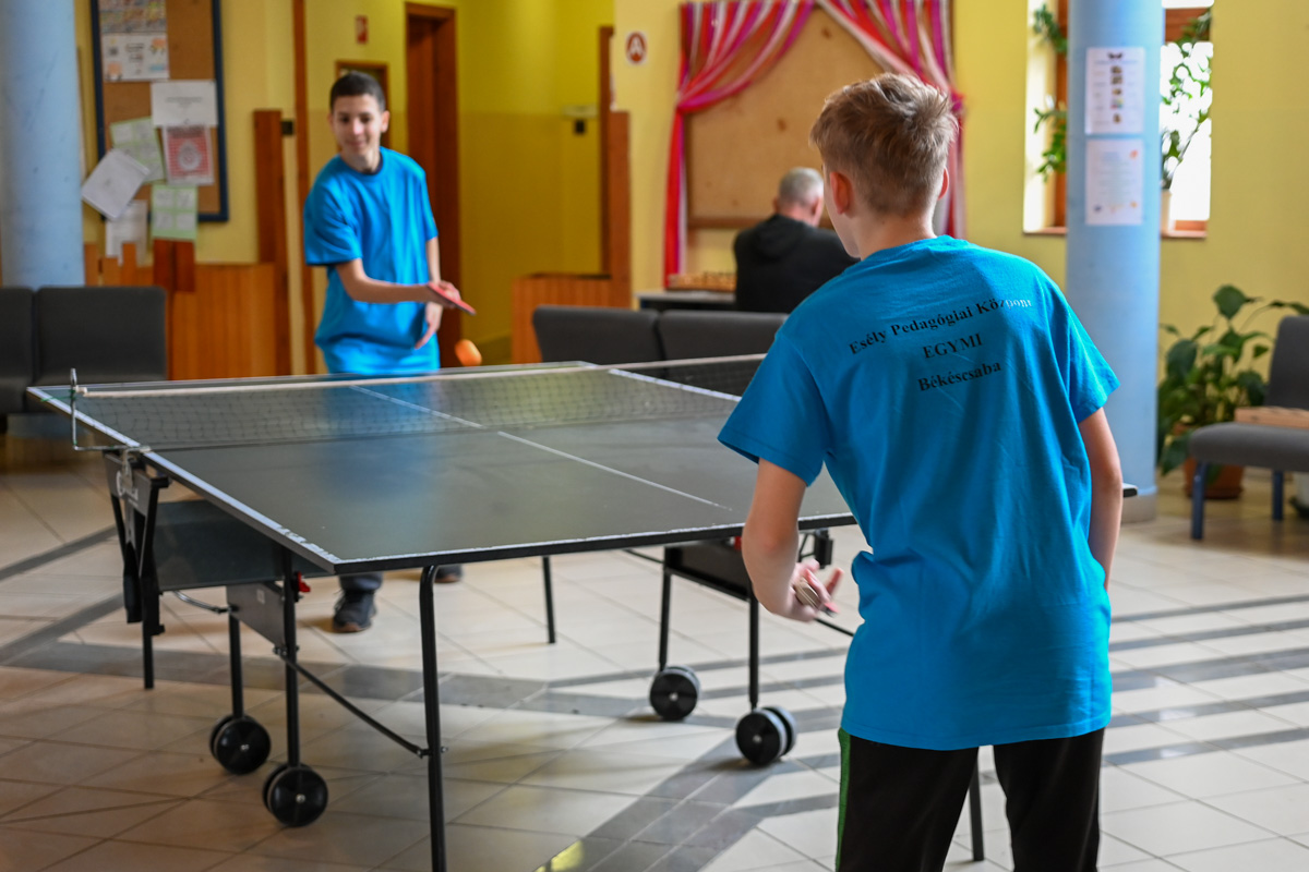 Magyar Parasport Napja: Sérült fiatalokkal mozogtak a csabai középiskolások