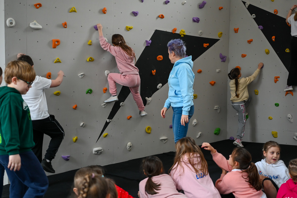 Új mászófalon erősödhetnek a szlovák suli fiataljai