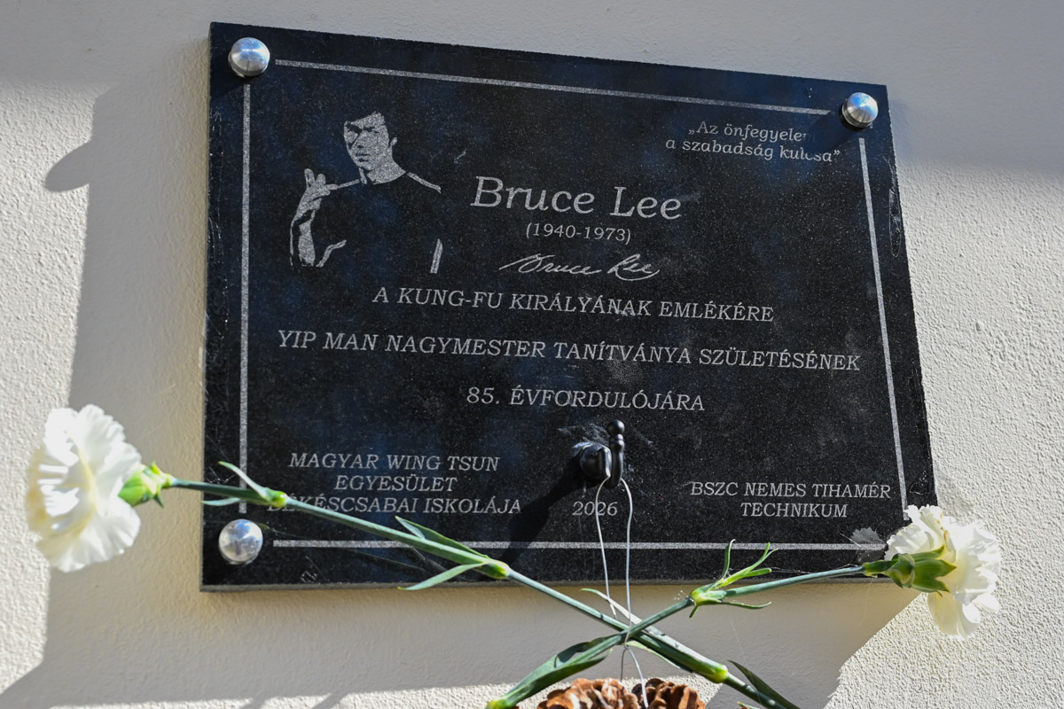 Mit keres Bruce Lee Békéscsabán? Megkaptuk a választ.