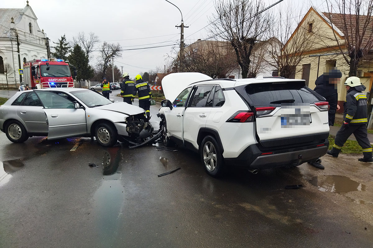 Két autó ütközött Mezőberényben, hárman kórházba kerültek