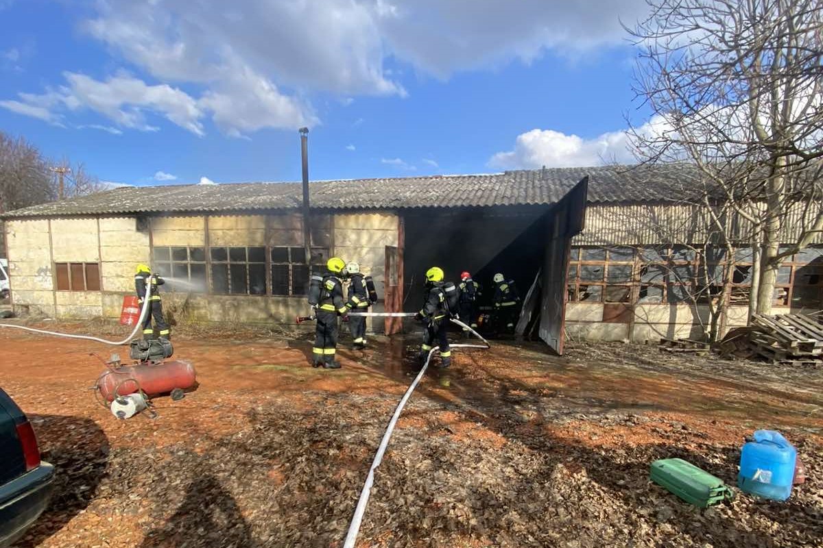 Hatalmas lángokkal égett egy nagyjából kétszáz négyzetméteres épület Telekgerendáson