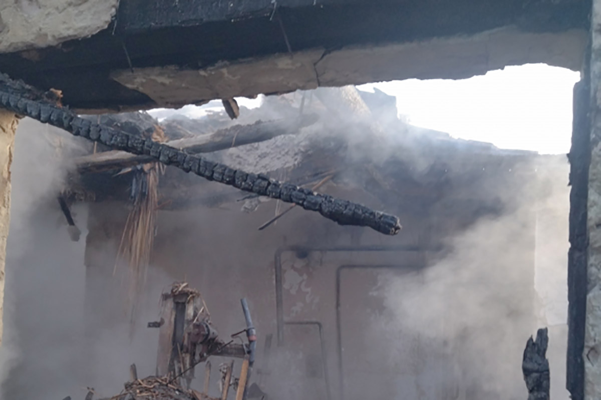 kigyulladt melléképület Békésen