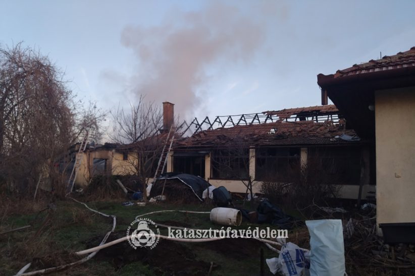 kigyulladt melléképület Békésen
