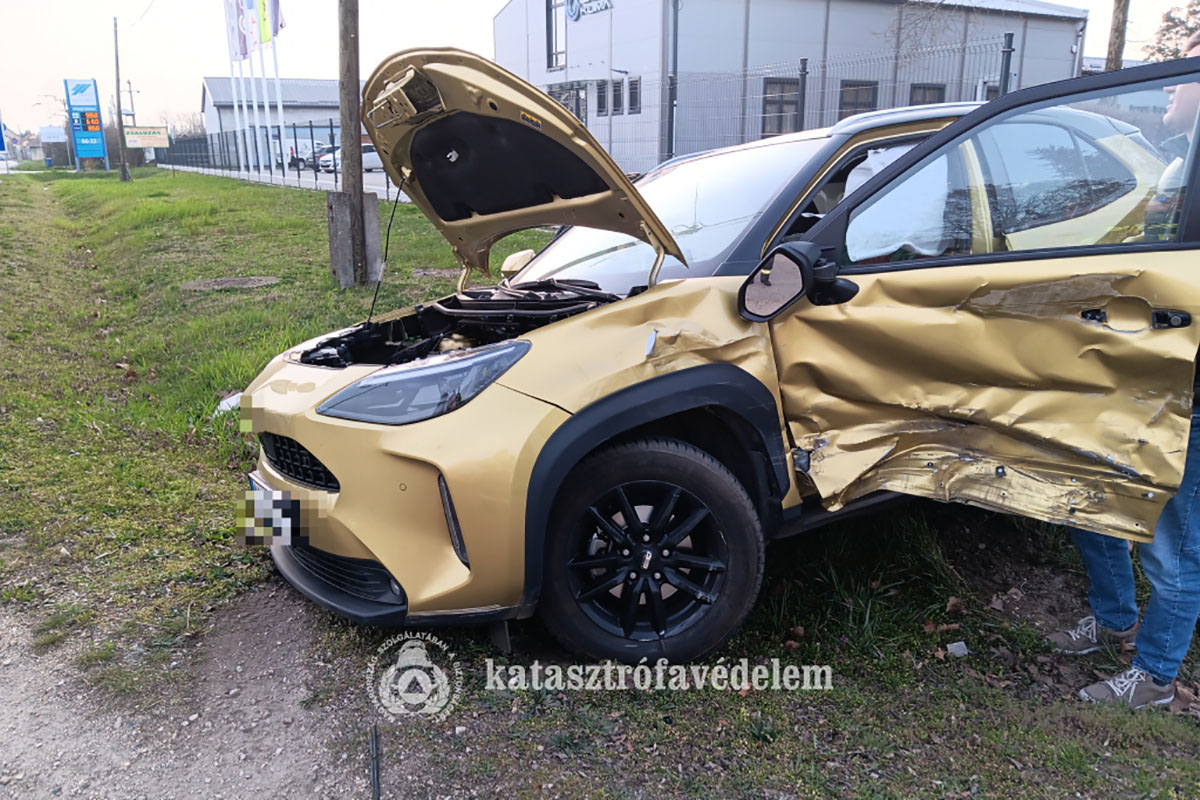 Két személygépkocsi ütközött össze az Orosházi úton