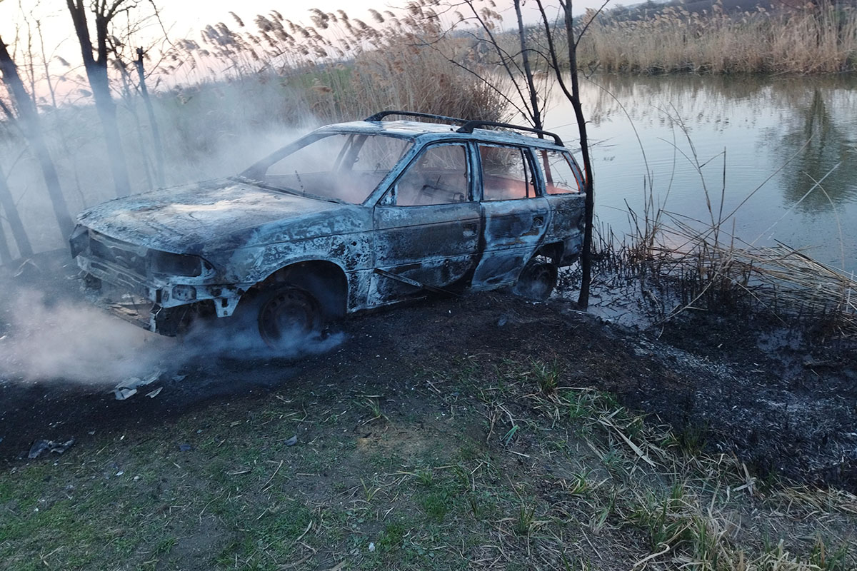 Lángokban állt egy autó Csabacsűd határában
