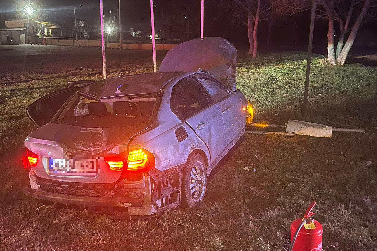 Árokban landolt egy BMW, kórházba vitték az utasokat