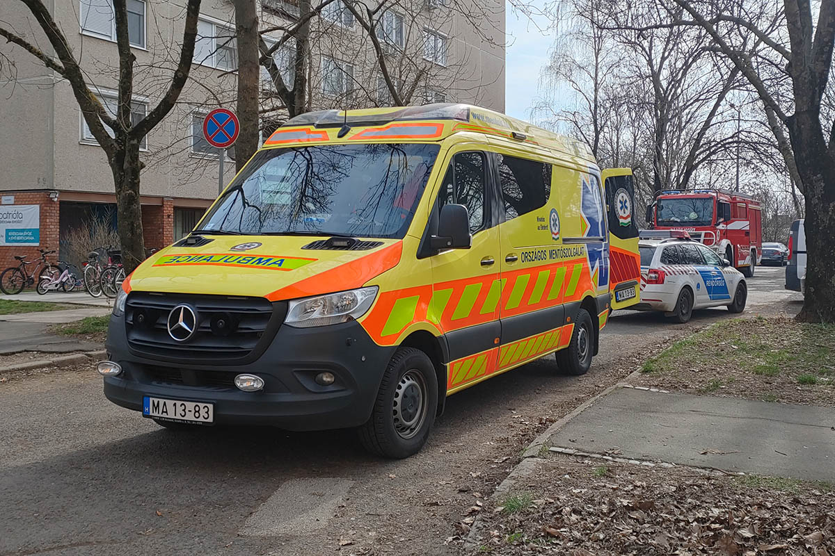 Tűzoltók, rendőrök és mentők is érkeztek egy tízemeletes békéscsabai társasházhoz