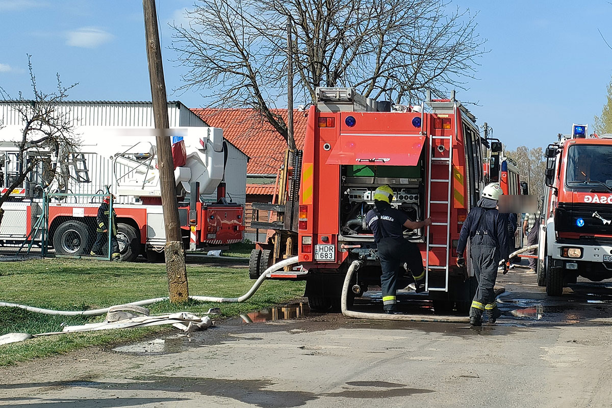 Kigyulladt egy asztalos műhely Gyulán