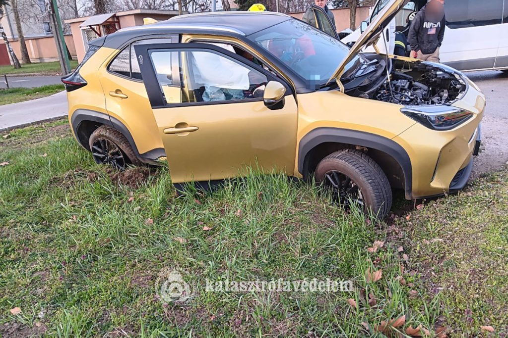 Két személygépkocsi ütközött össze az Orosházi úton