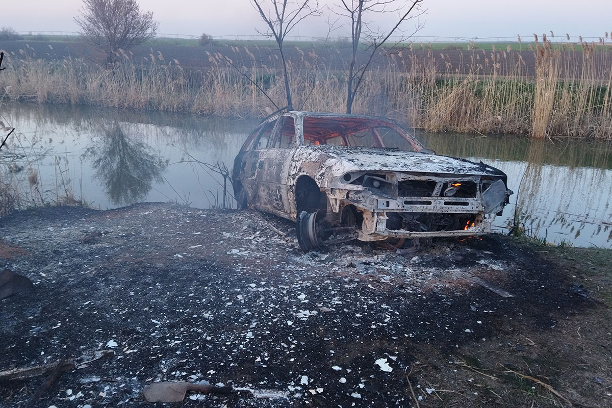 Lángokban állt egy autó Csabacsűd határában
