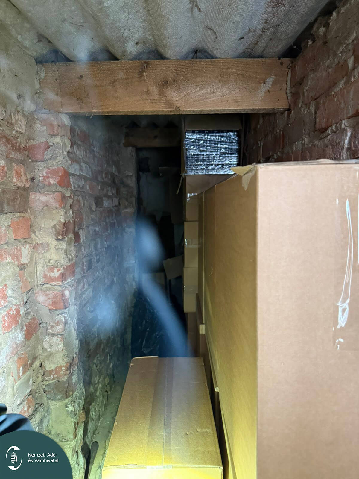 dohányraktár a disznóól mögött