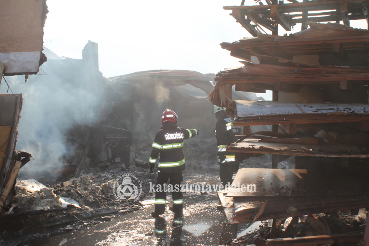 Drámai fotókon a leégett gyulai műhely
