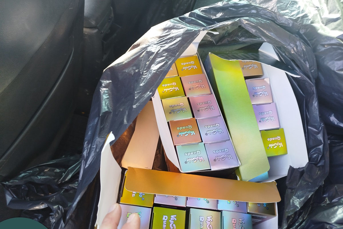 Több mint ezer doboz adózatlan cigaretta és „vape” került elő egy autóból