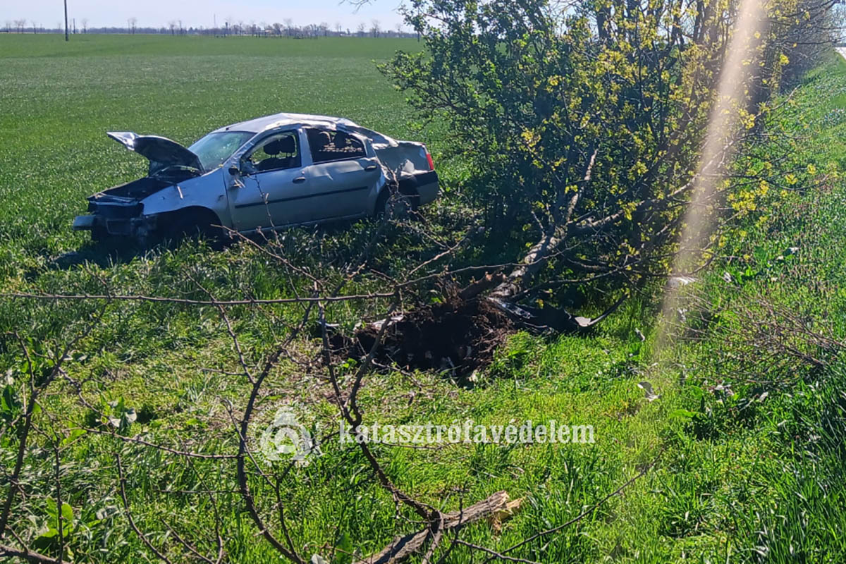 Árokba hajtott egy autó