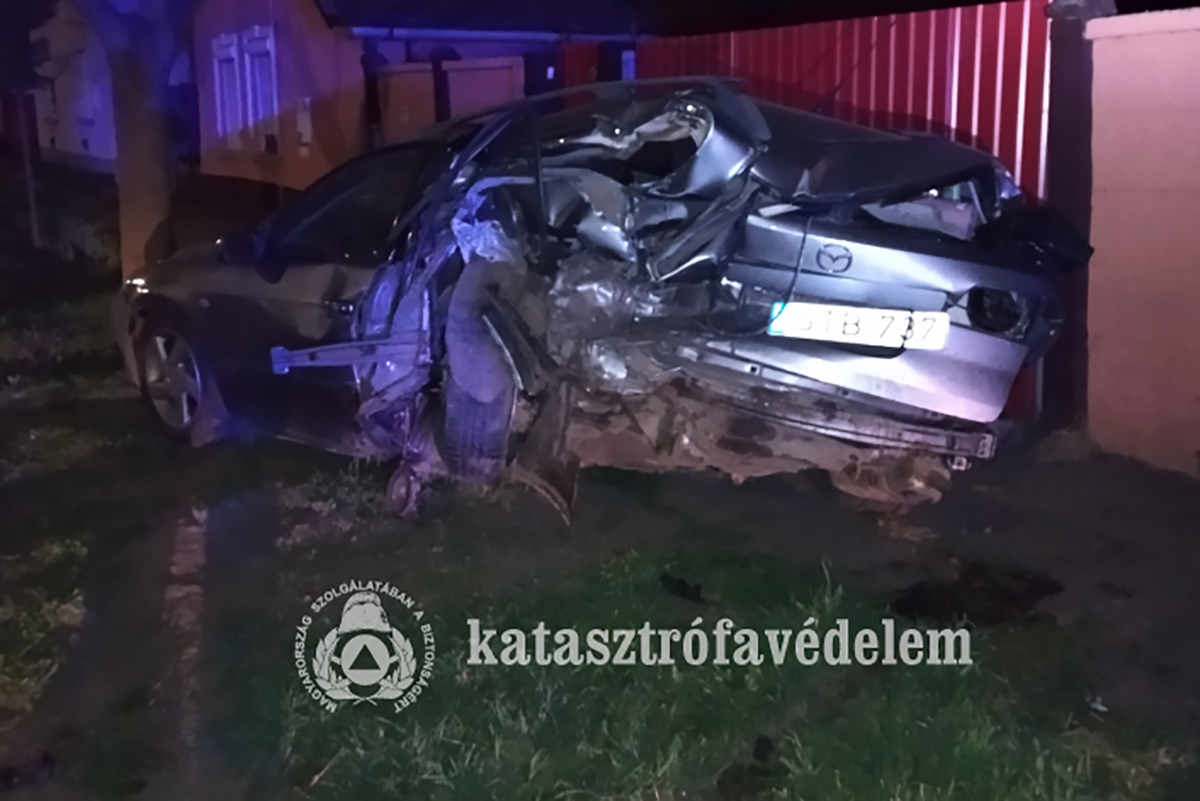 Csattanás a késő esti órákban: parkoló autónak rohant egy kocsi