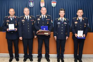 elismeréseket adtak át rendőröknek