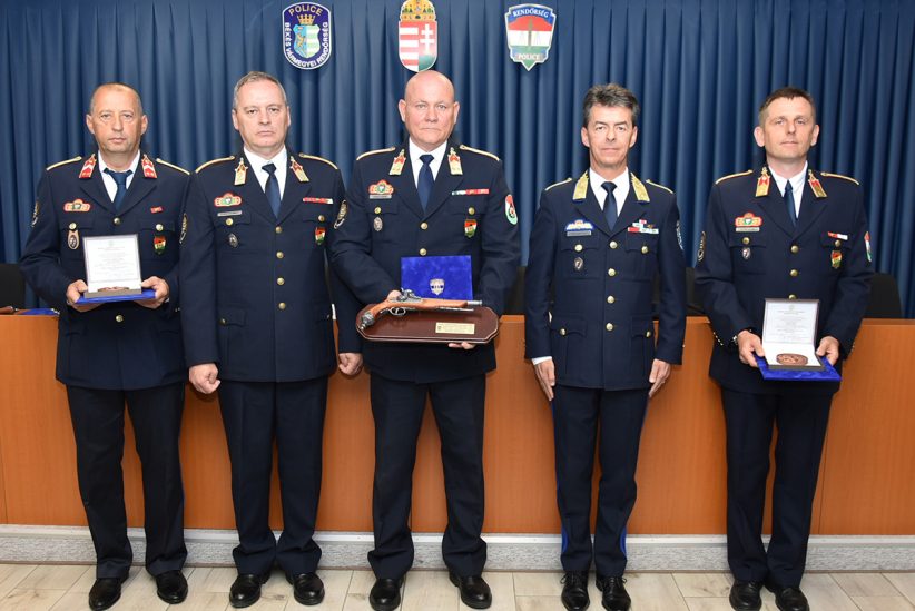 elismeréseket adtak át rendőröknek