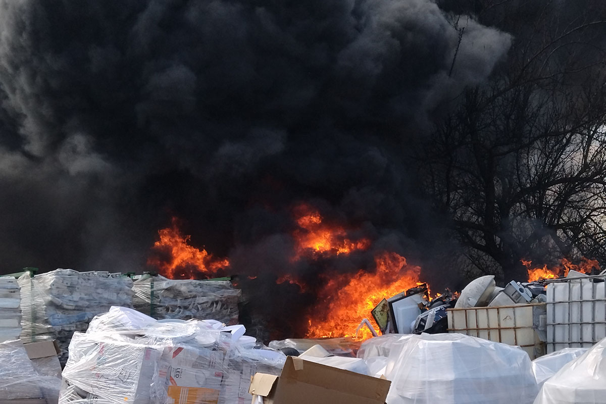 Hatalmas fekete füsttel égett a hulladék Mezőkovácsházán