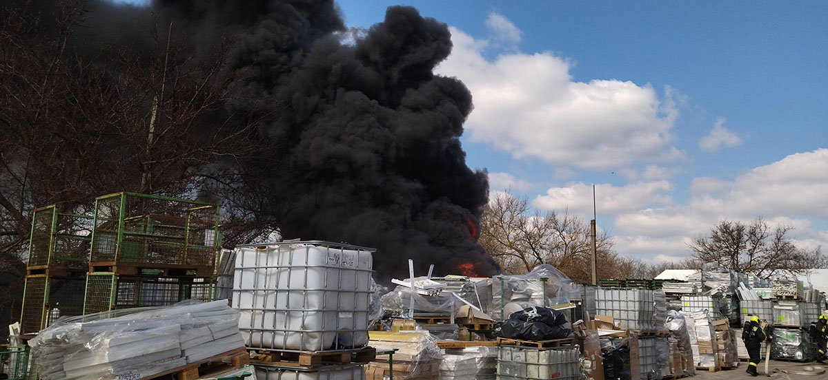 Hatalmas fekete füsttel égett a hulladék Mezőkovácsházán