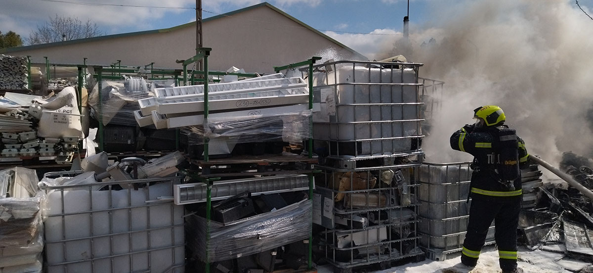 Hatalmas fekete füsttel égett a hulladék Mezőkovácsházán