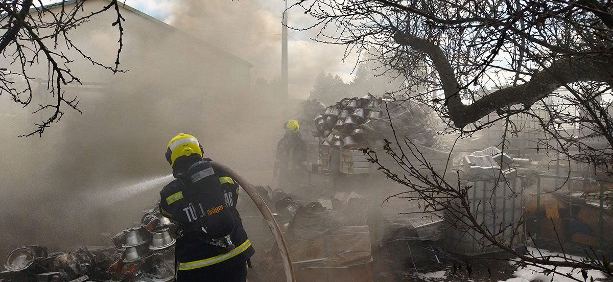 Hatalmas fekete füsttel égett a hulladék Mezőkovácsházán