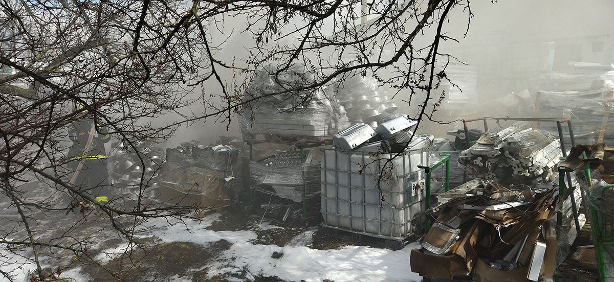 Hatalmas fekete füsttel égett a hulladék Mezőkovácsházán