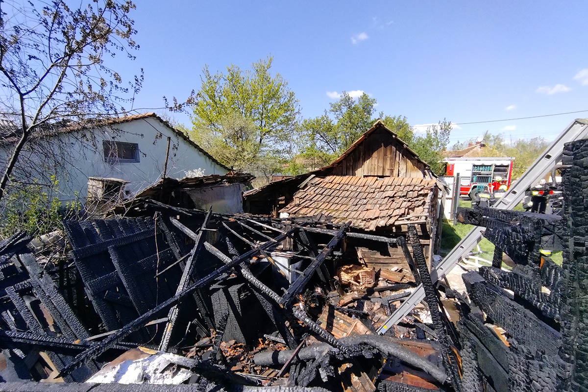 Tűz ütött ki egy békési melléképületben