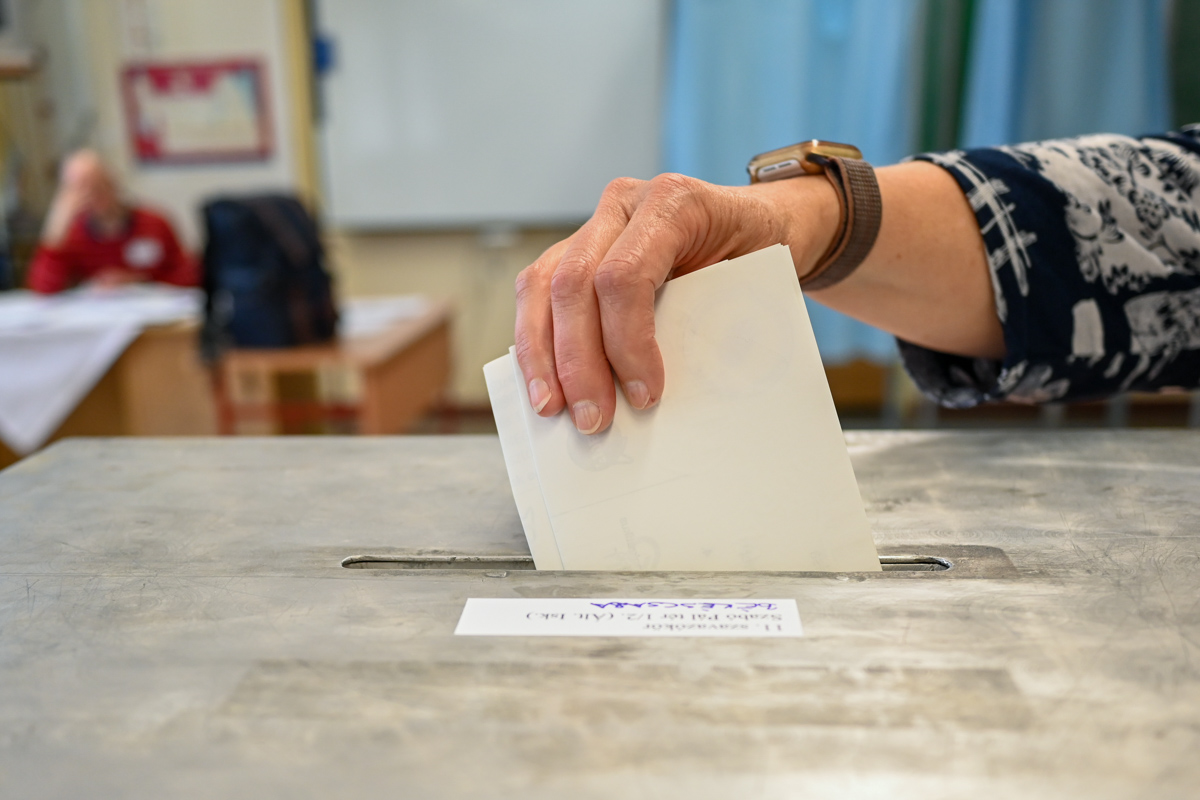 A szavazatszámláló bizottság tagjai nem használhatnak adatrögzítésre alkalmas eszközöket a szavazás alatt