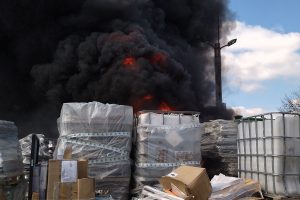 Hatalmas fekete füsttel égett a hulladék Mezőkovácsházán