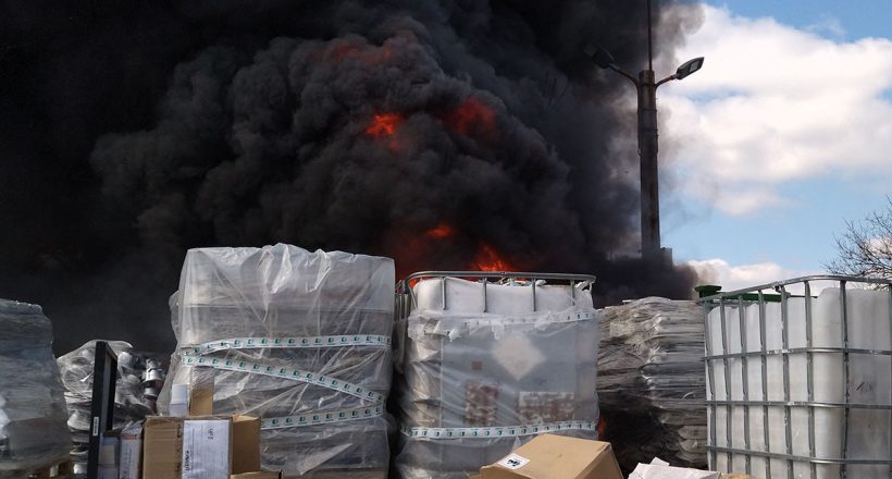 Hatalmas fekete füsttel égett a hulladék Mezőkovácsházán