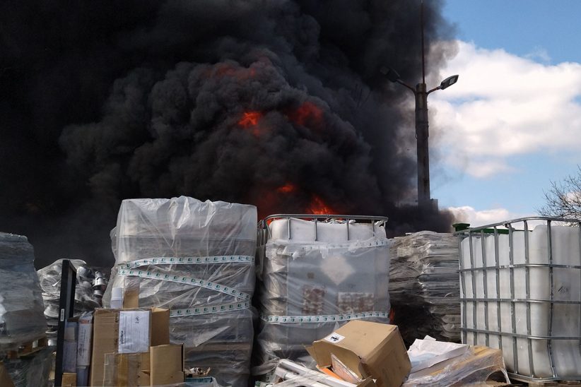 Hatalmas fekete füsttel égett a hulladék Mezőkovácsházán